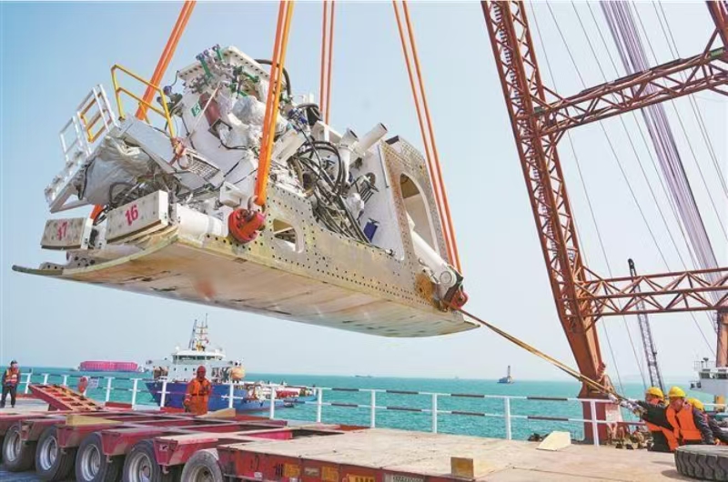 廈門日報：廈金大橋（廈門段）項目“廈金號”盾構(gòu)機部件就位